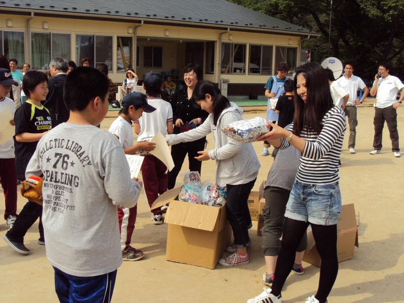 2011年 宮城県石巻市「北上子育て支援センター（避難所）」にて宮城学院のボランティア女子学生がお菓子を配布
