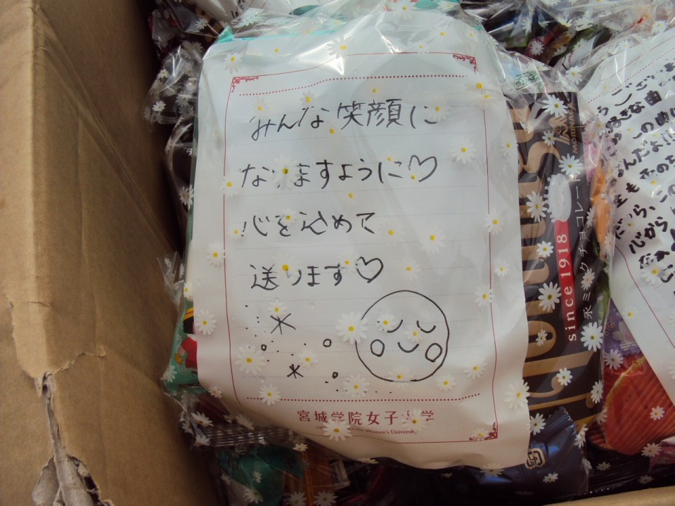 2011年 宮城学院のボランティア女子学生が配布したお菓子